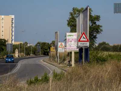 Scendiamo e imbocchiamo ora viale Europa, strada che costeggiando la lama porta nel cuore del quartiere San Paolo. Un cartello stradale ci avvisa della presenza di cinghiali, animali che ormai da qualche anno sono soliti scendere dall�Alta Murgia fino a Bari attraverso la lama